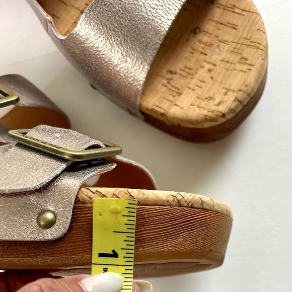 Kork-Ease Saffron Slides in a Soft Gold Metallic - Picture 11 of 12